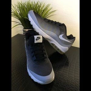 Nike Air Max Invigor Women’s Sneakers